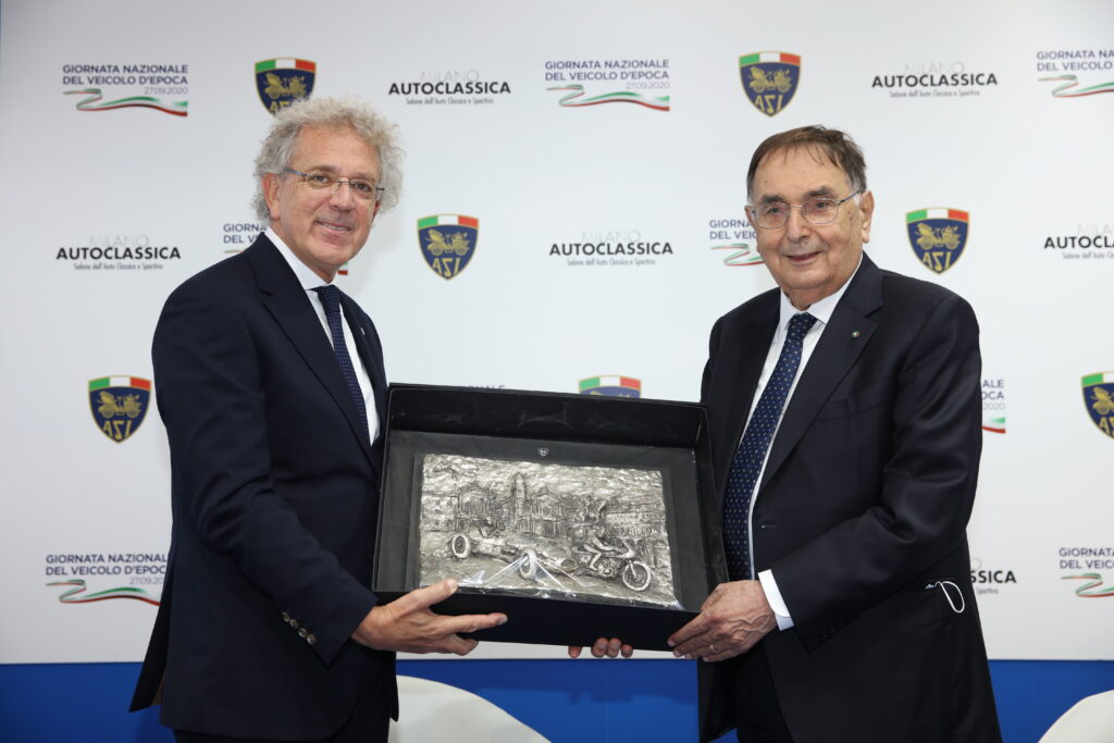 Alberto Scuro (presidente ASI) e Giampaolo Dallara alla consegna del Premio ASI per il motorismo storico